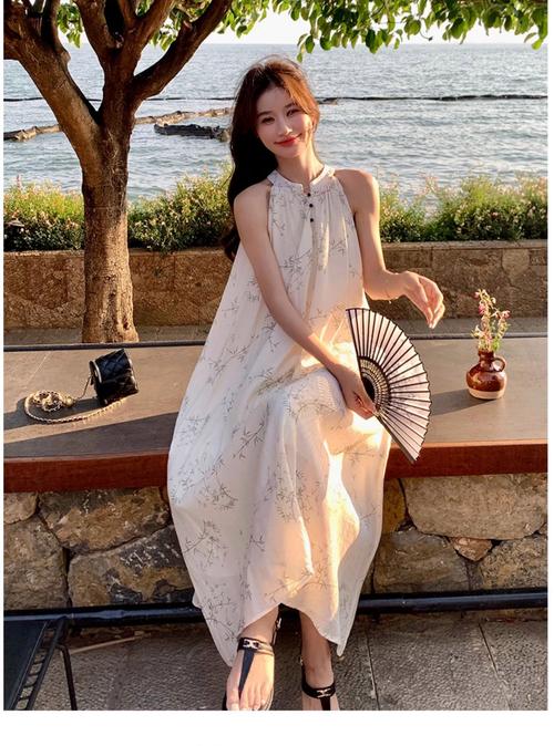 紅色V領(lǐng)交叉辣妹短袖 春季穿搭的時髦焦點